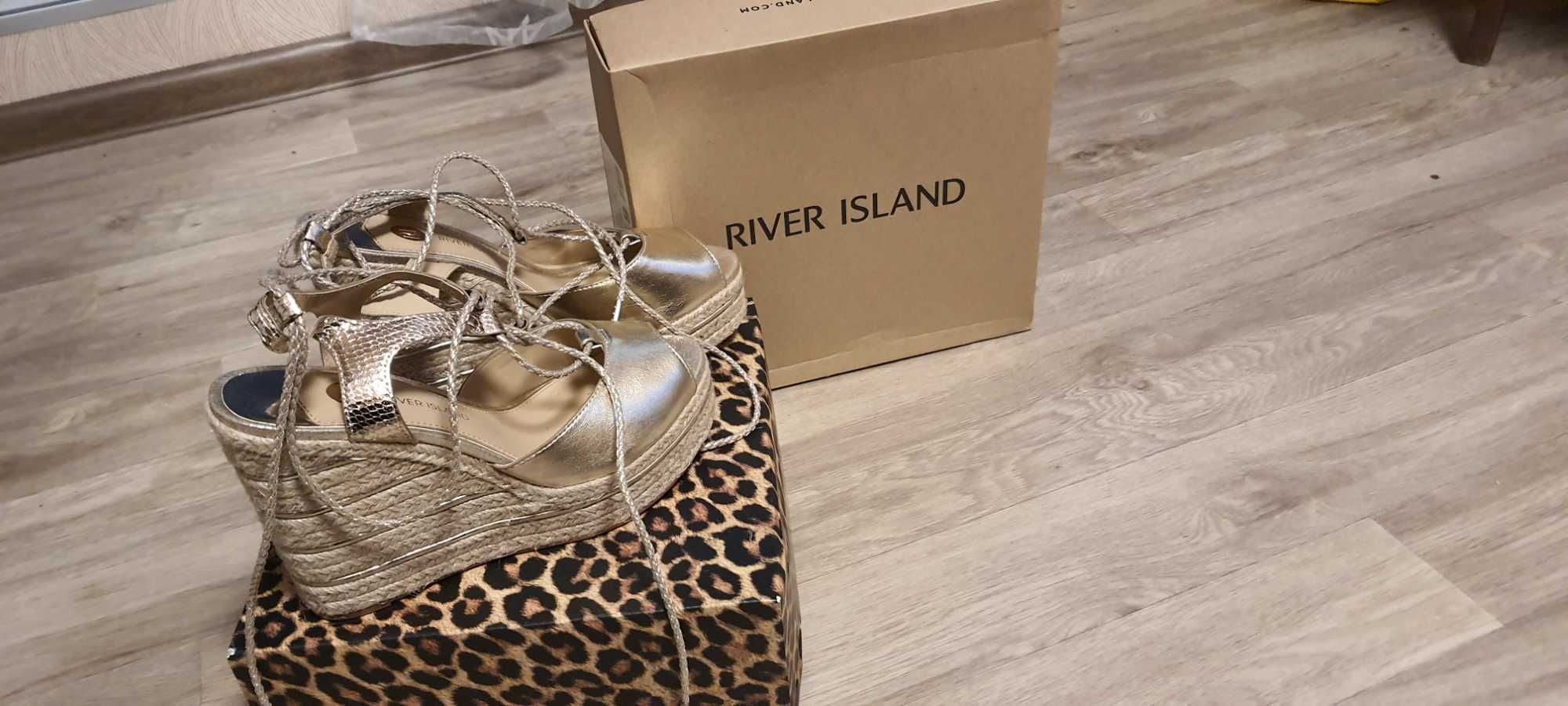 Босоніжки на платформі. River Island