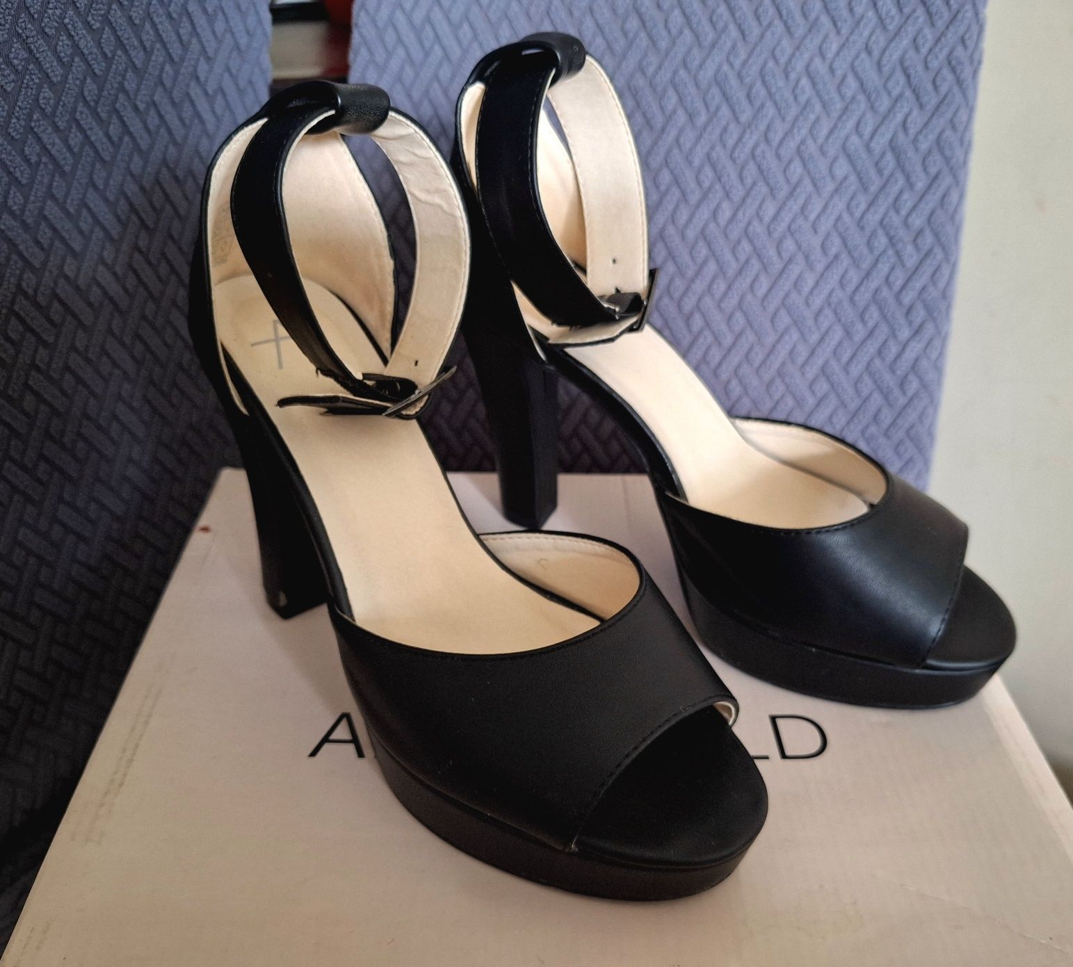 Piękne buty ANNA FIELD