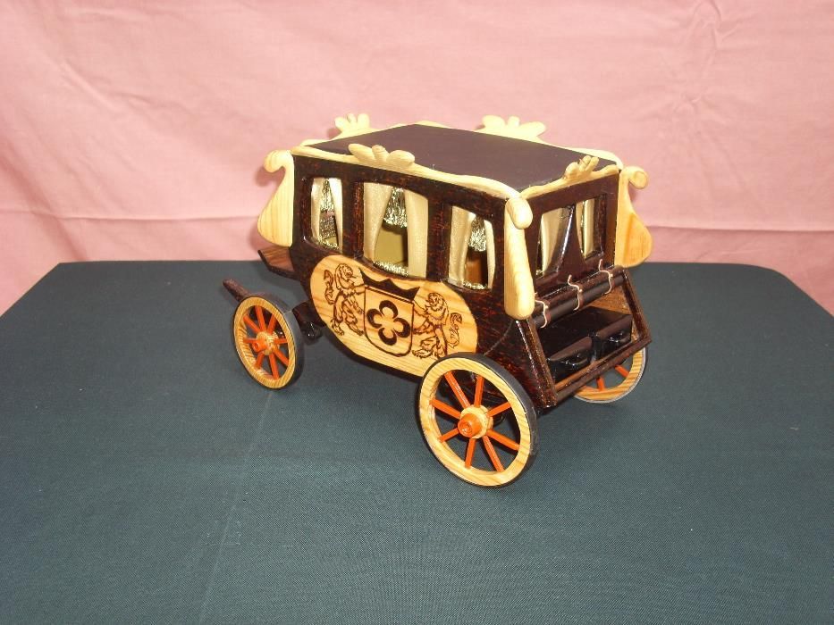 Carruagem em madeira artesanal toda pirogravada ( peça única )