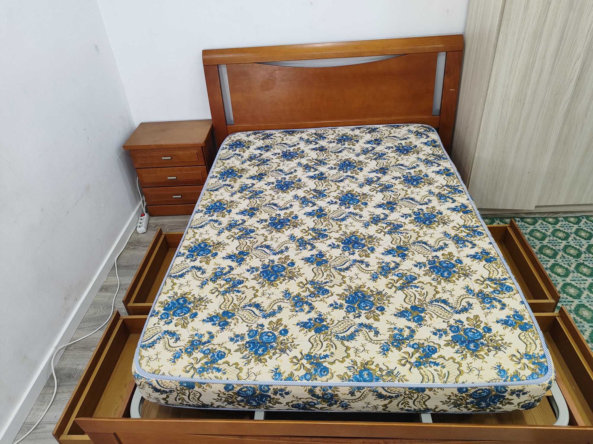 Vendo cama de casal condição/muito conservada  , sem a base do colchão