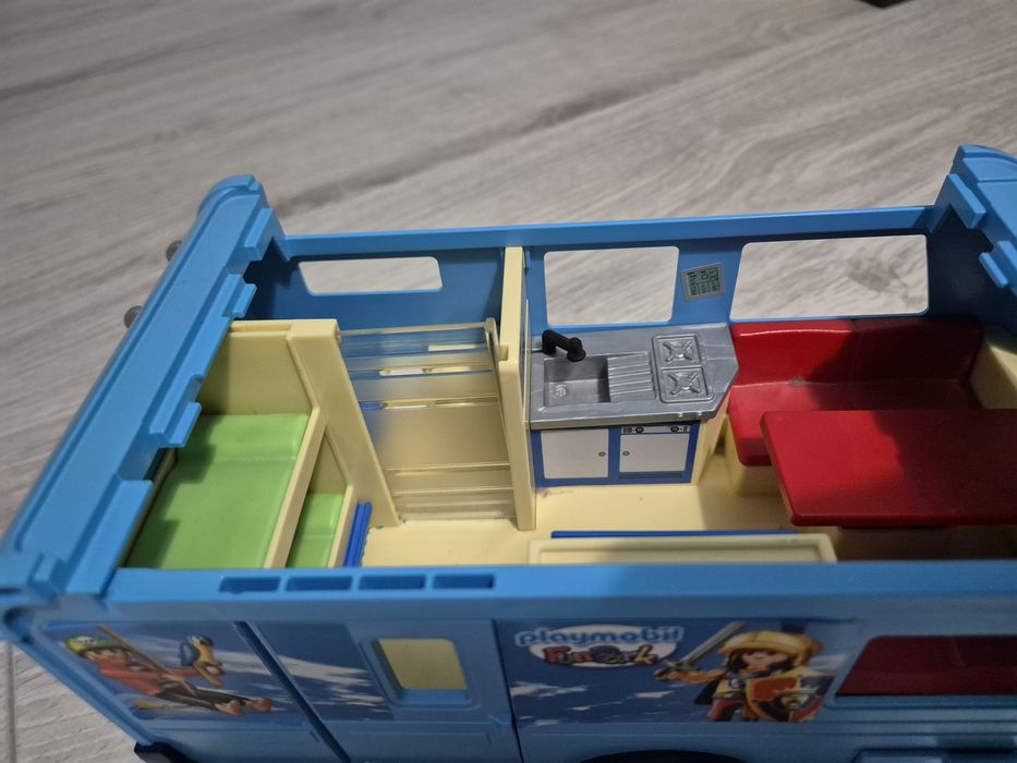 PLAYMOBIL 9502 Auto samochód PICKUP z przyczepą kempingową z rodziną
s