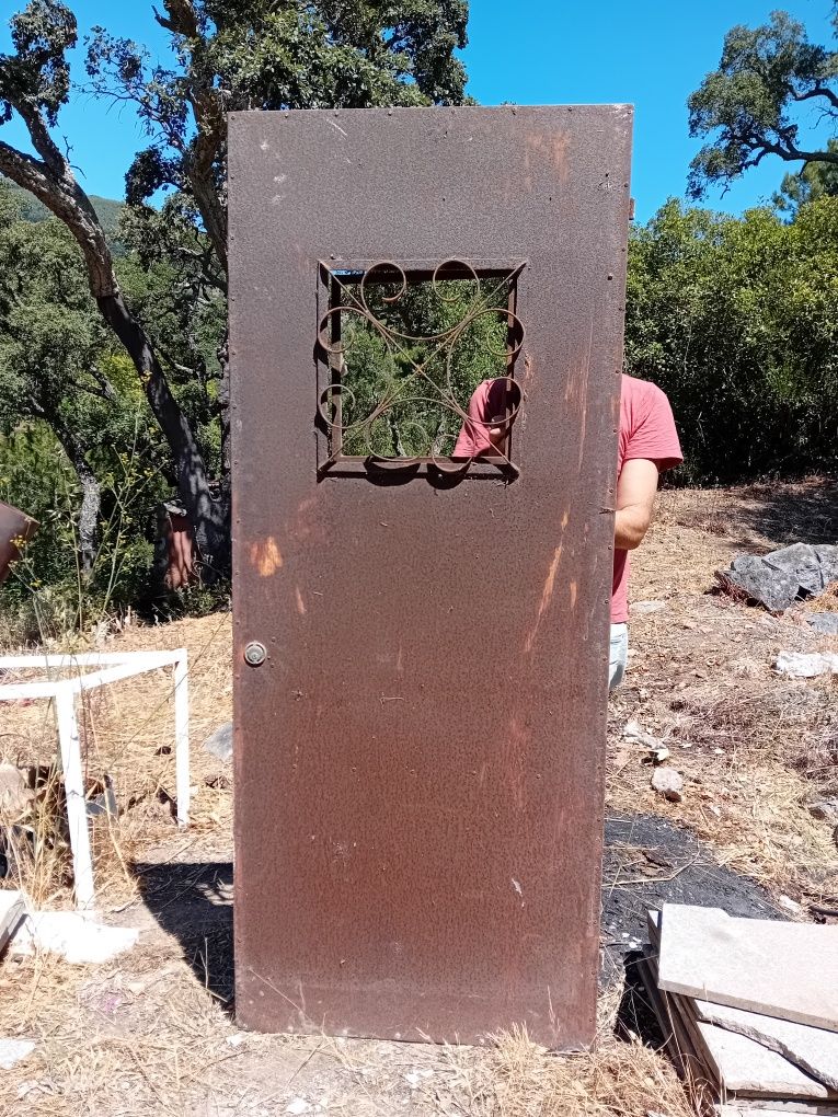 Portas em ferro com postigo para vidro