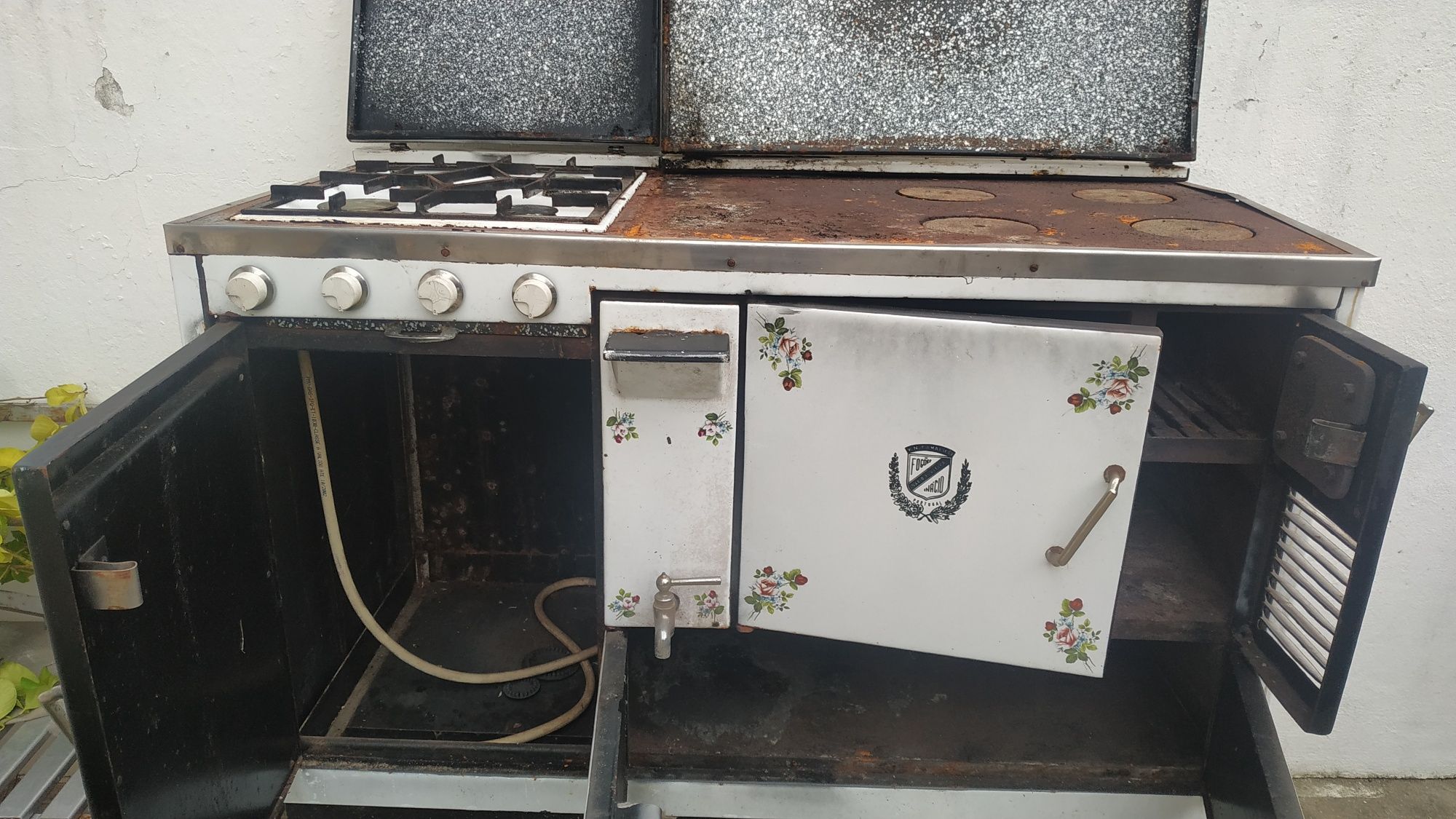 Fogão antigo a gás e a lenha com forno