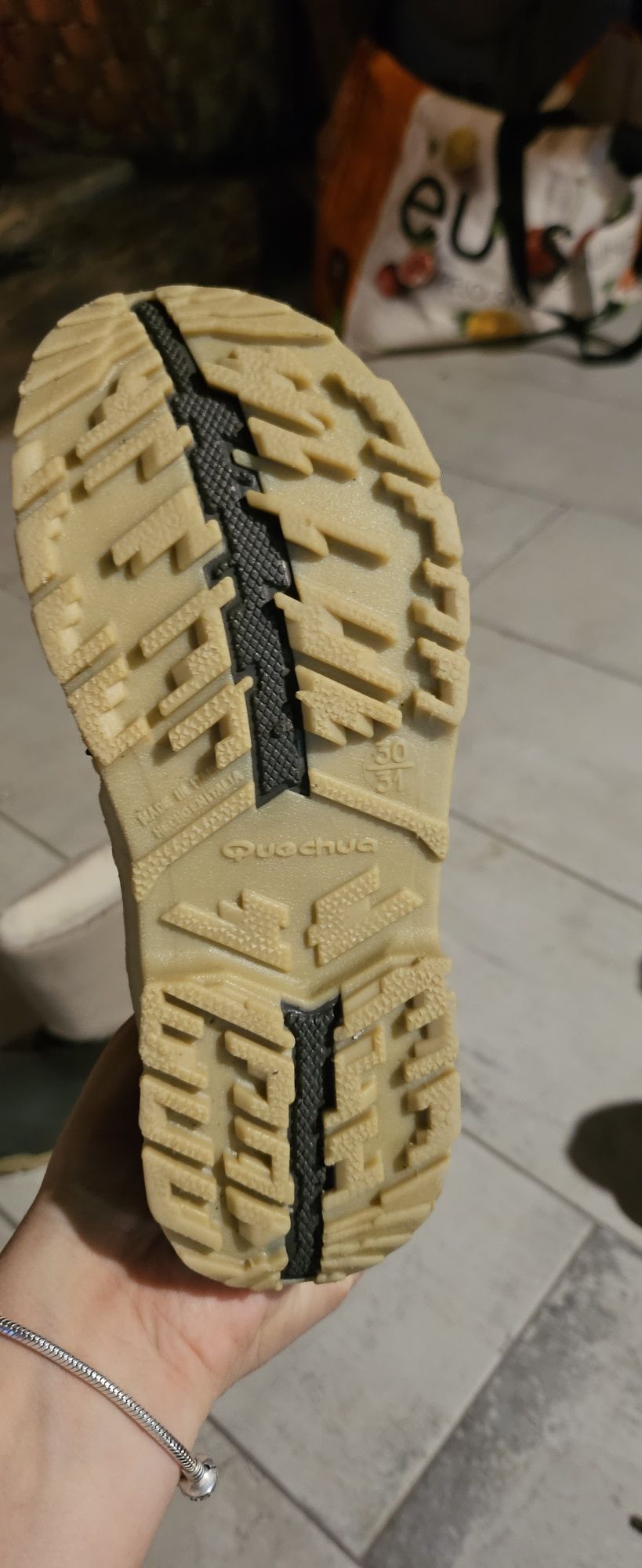Vendo calças e botas de neve para criança
