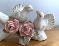 Gołąbki na gałązce z różami - figurka porcelanowa na stół ślubny