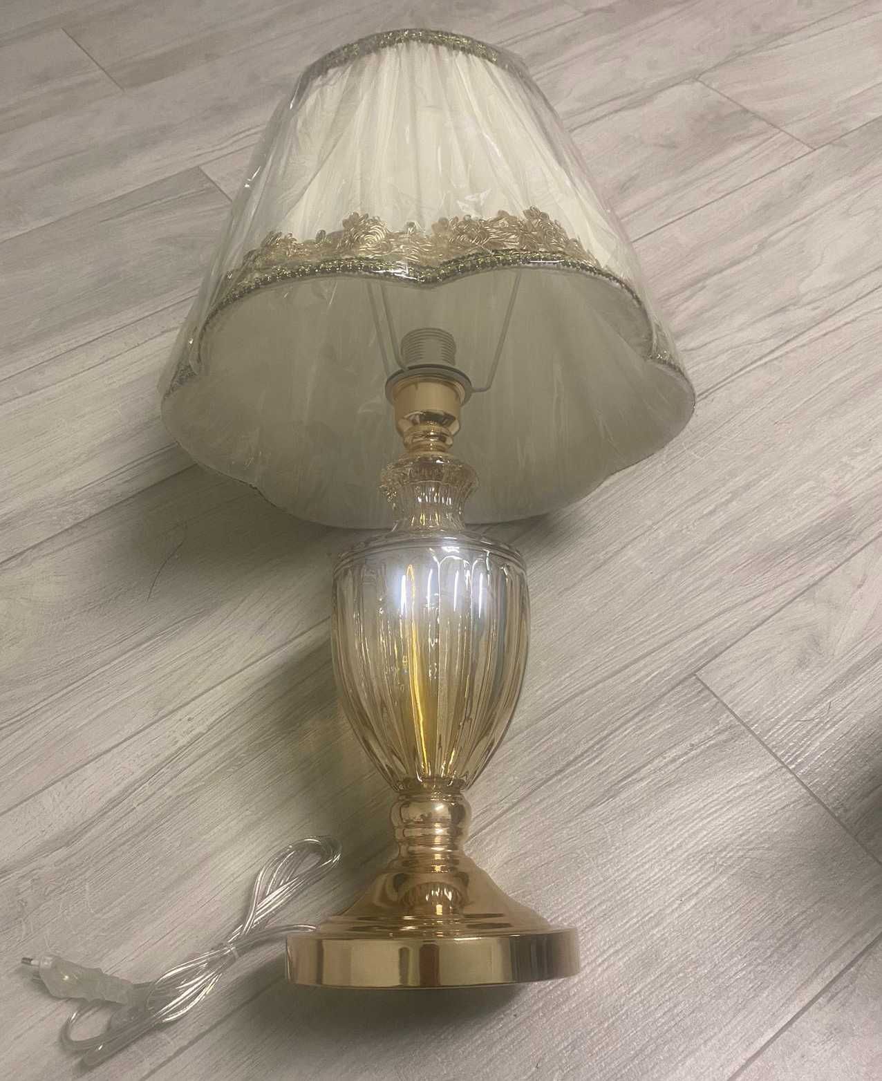 Lampka nocna biurkowa stołowa szklana beżowa złota vintage