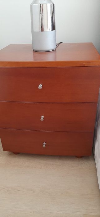 Vendo conjunto de cama com mesinhas de cabeceira.