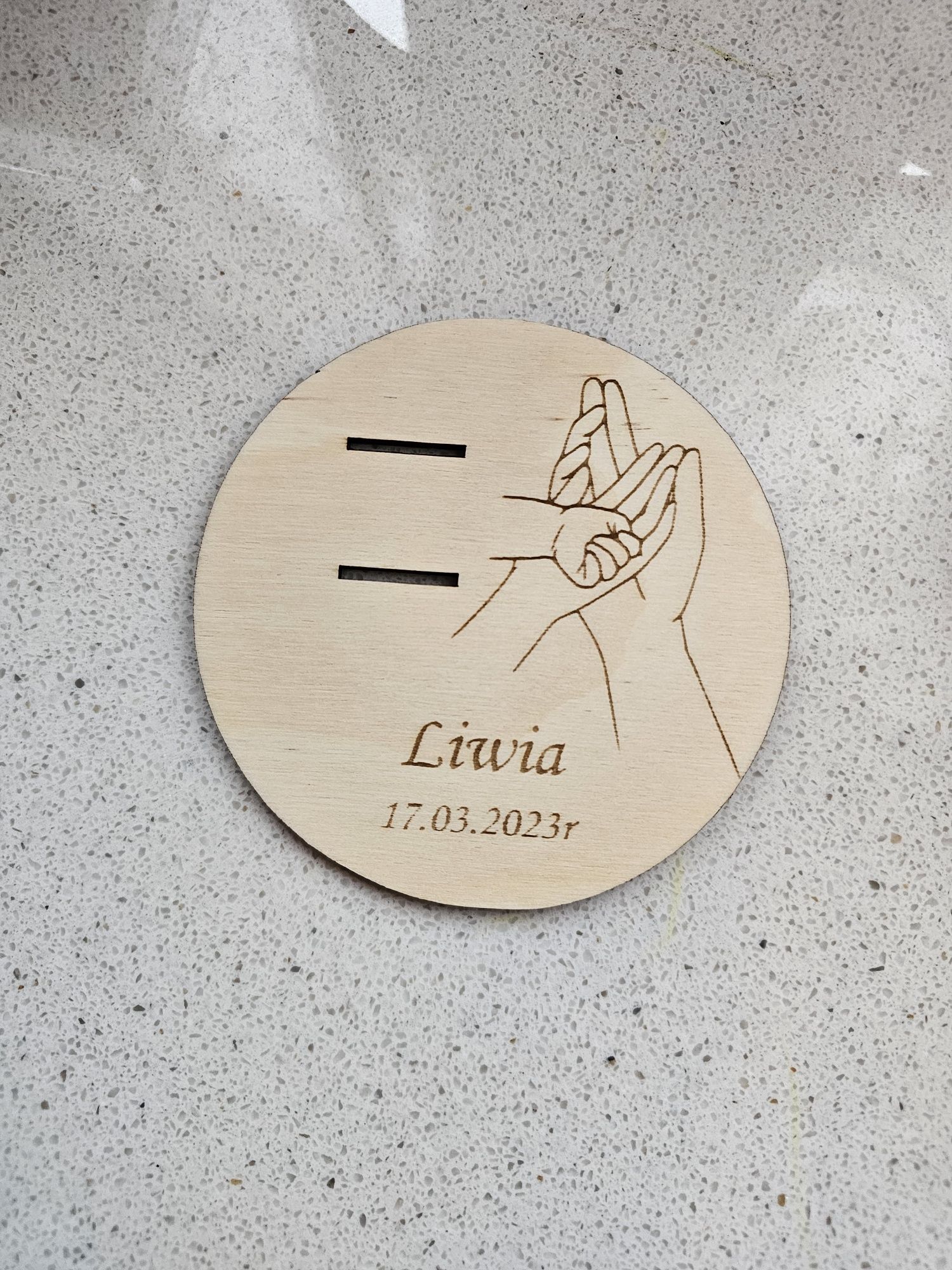 Metryczka tabliczka z miejscem na bransoletkę dziecka ze szpitala