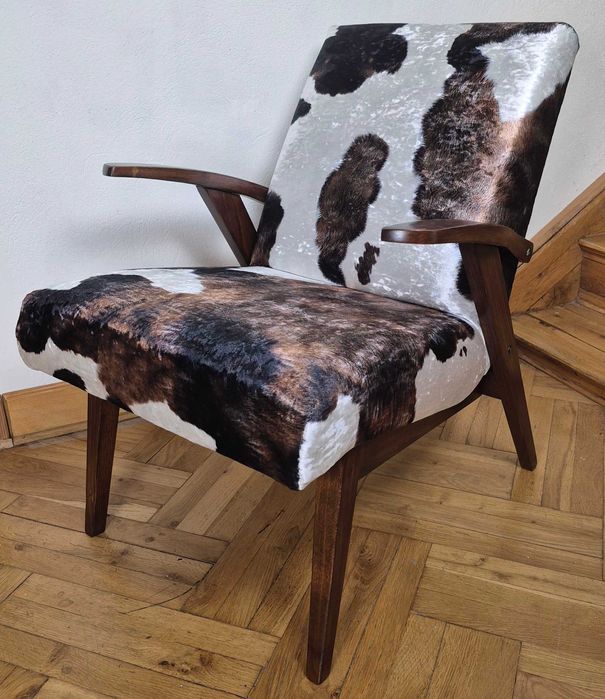 Odnowiony fotel PRL, proj. M Puchała, tapicerka "krowa", typ 300-123