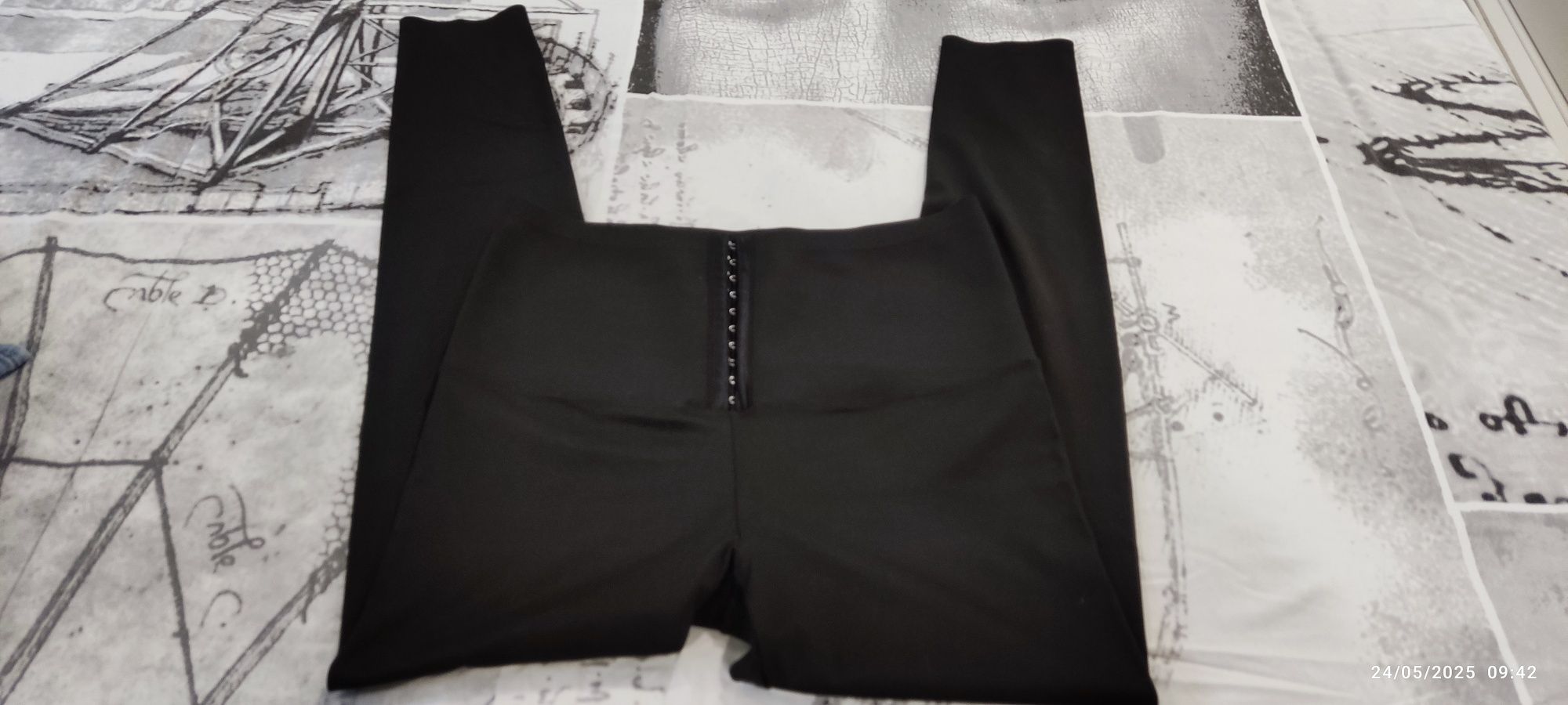 Vendo leggings e macacão pretos