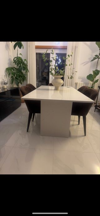 Mesa nova, em celestone branco