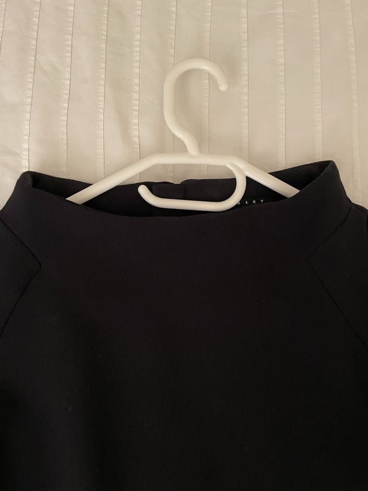 Vestido da Sisley com detalhes em pele sintetica. Tamanho M