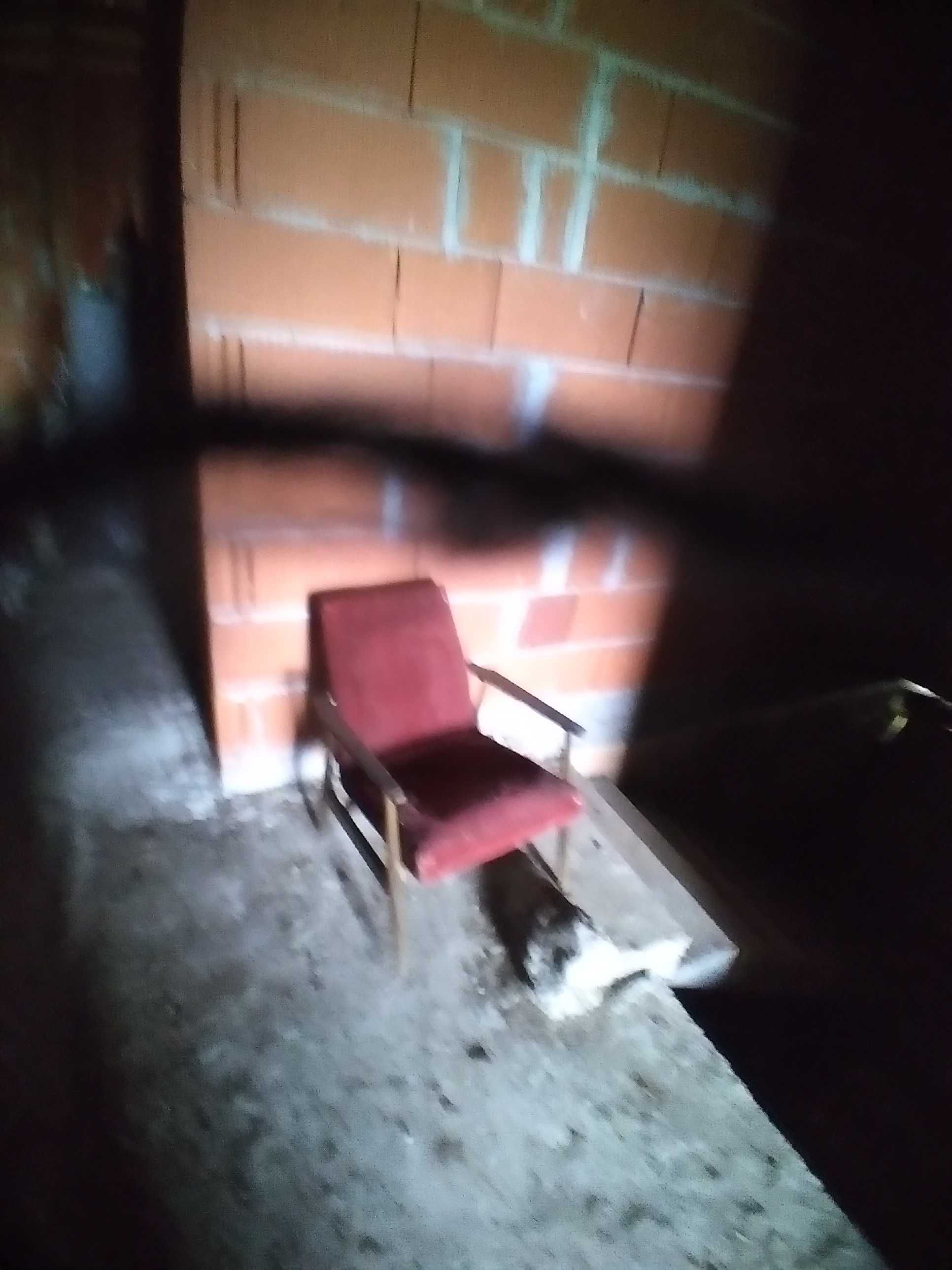 Fotele o konstrukcji drewnianej tapicerowane z epoki PRL