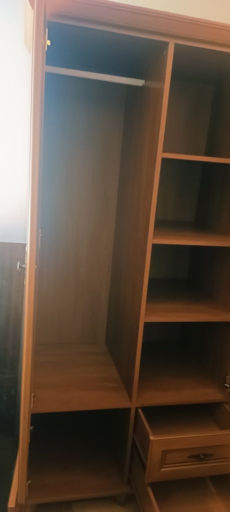 Szafa z lustrem, słupkiem i małą szafka