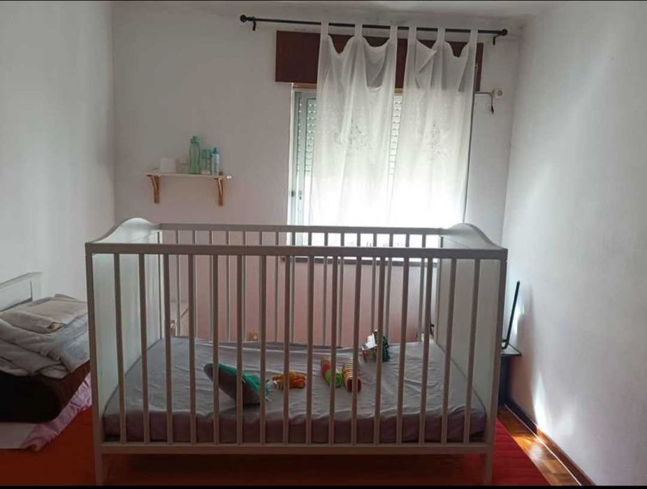 Berço com colchão e trocador com banheira