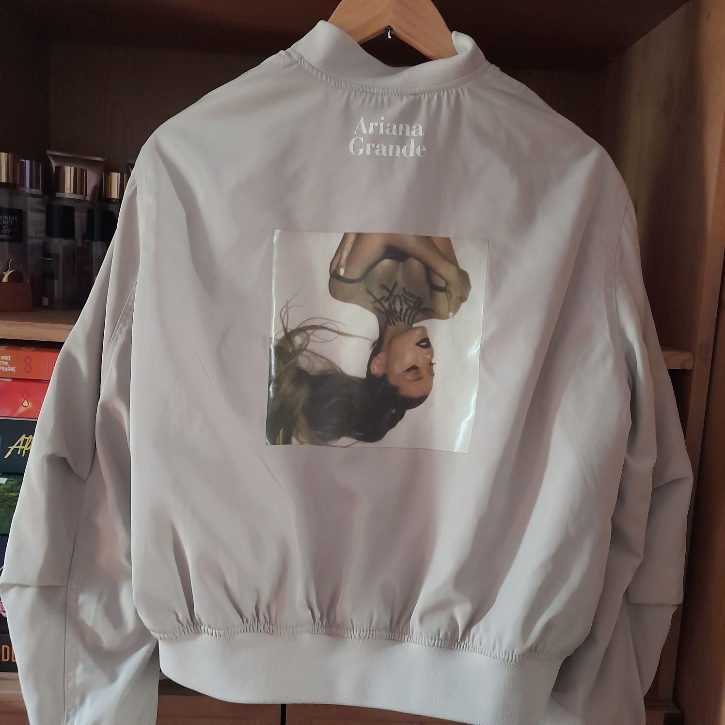 Beżowa damska kurtka Ariana Grande