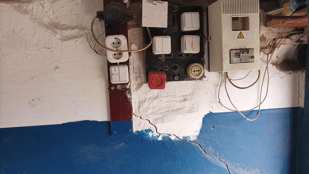 Продам гараж район 5 школы ,середина ряда.