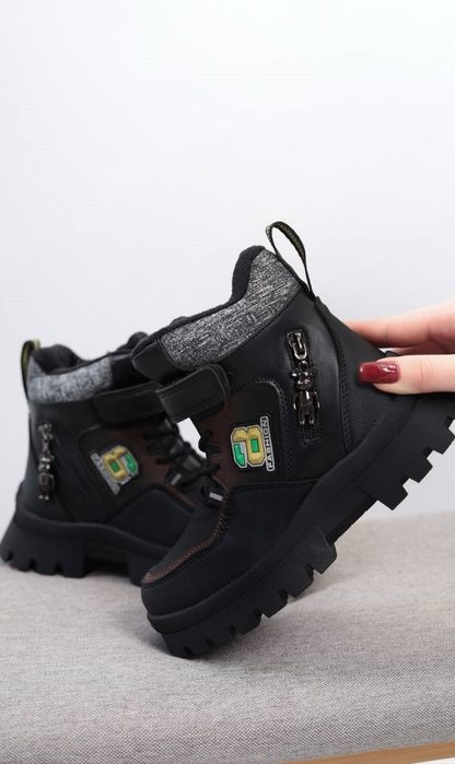 Дитячі зимові черевики.