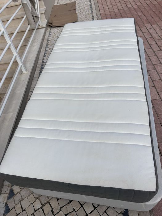 Cama e colchão conjunto
