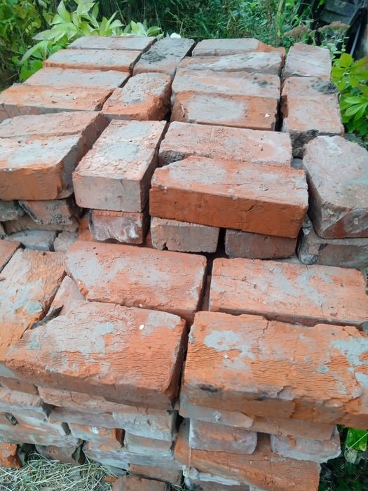 Продам поштучно кирпич