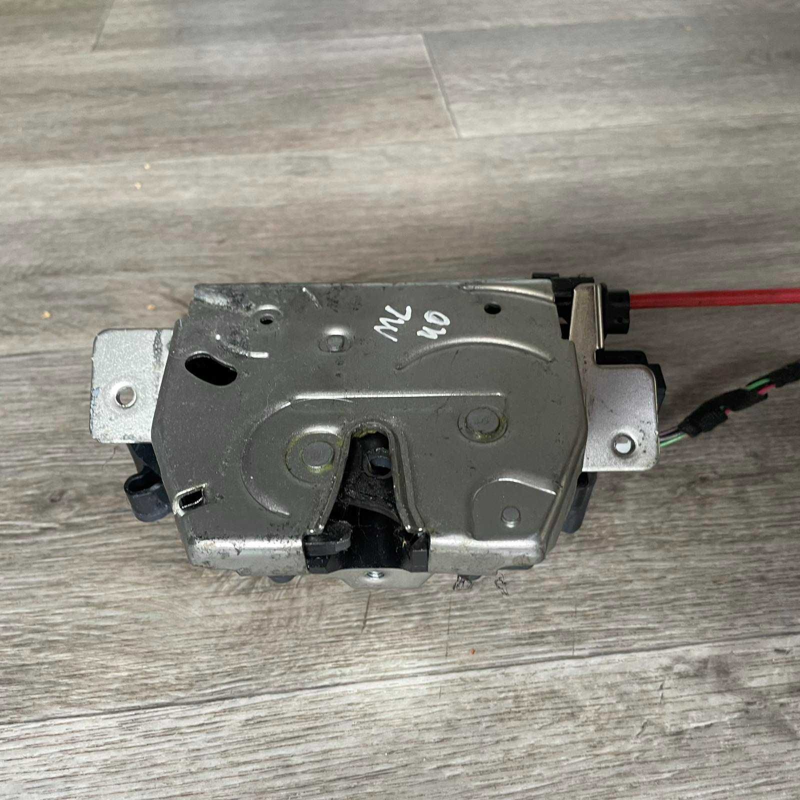Замок кришки багажника ляди Мерседес МЛ ГЛ Mercedes ML W164 GL X164