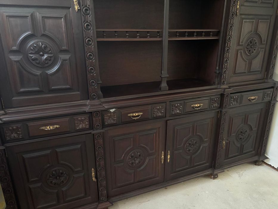 Armário madeira genuína em perfeito estado.