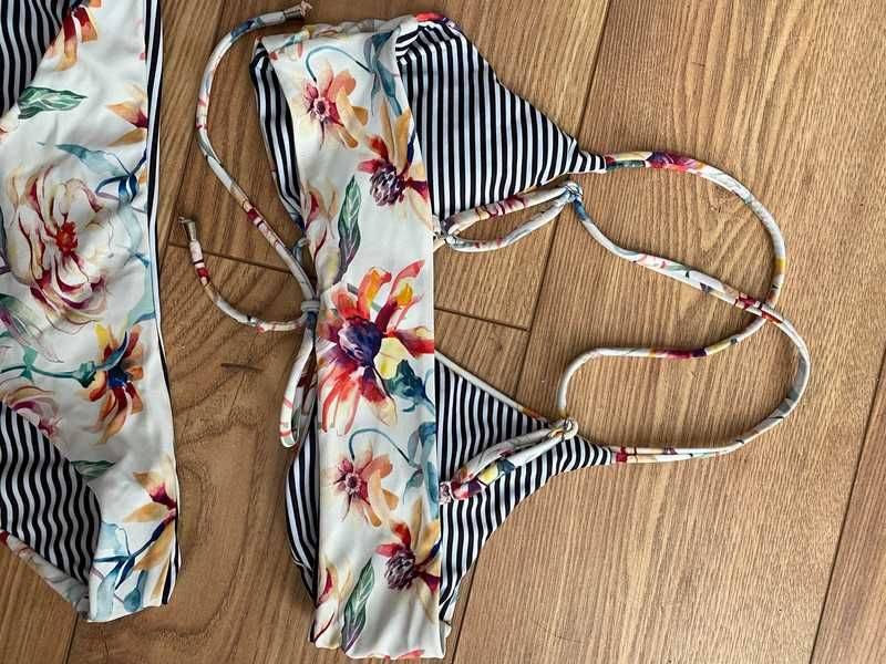 Dwustronny strój kąpielowy w paski i w kwiaty