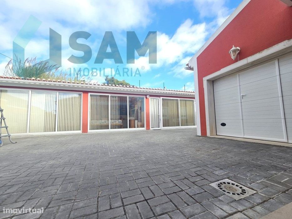 Moradia T4 com garagem e espaço exterior