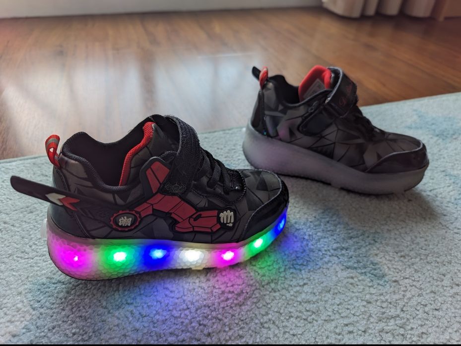 Sapatilhas com rodinhas e luzinhas