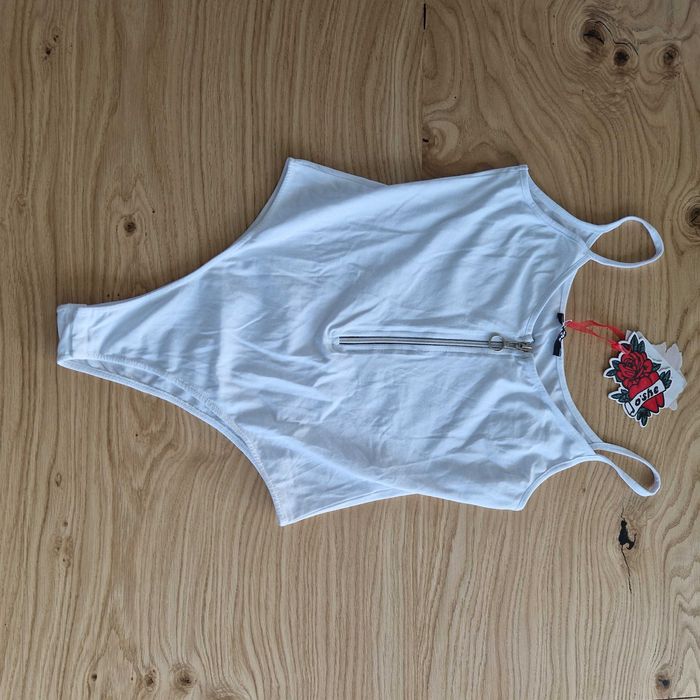 Modne białe body z zamkiem na przodzie