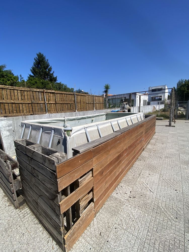Piscina 6x3 com estrutura en madeira a volta