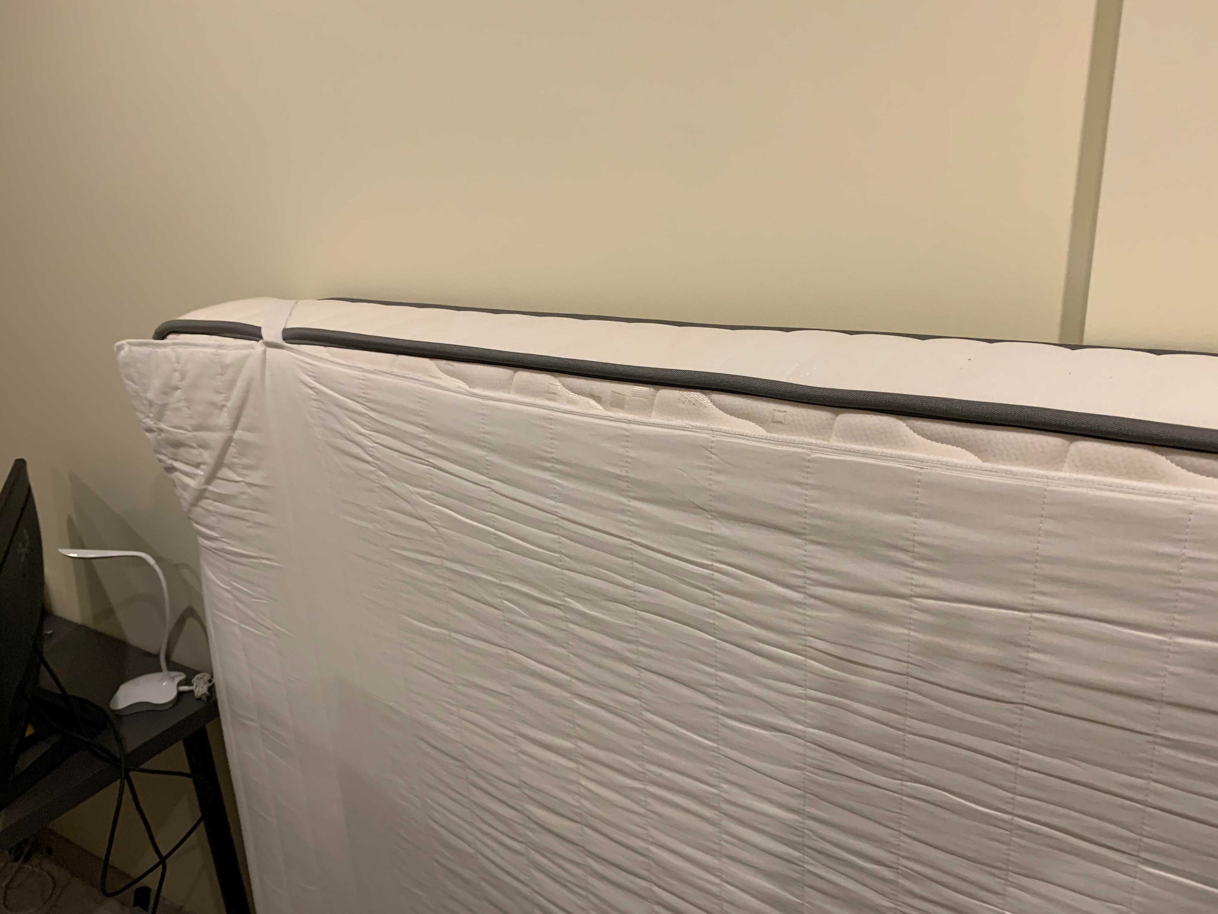 Quarto completo(Cama com colchão + mesas de cabeceira)