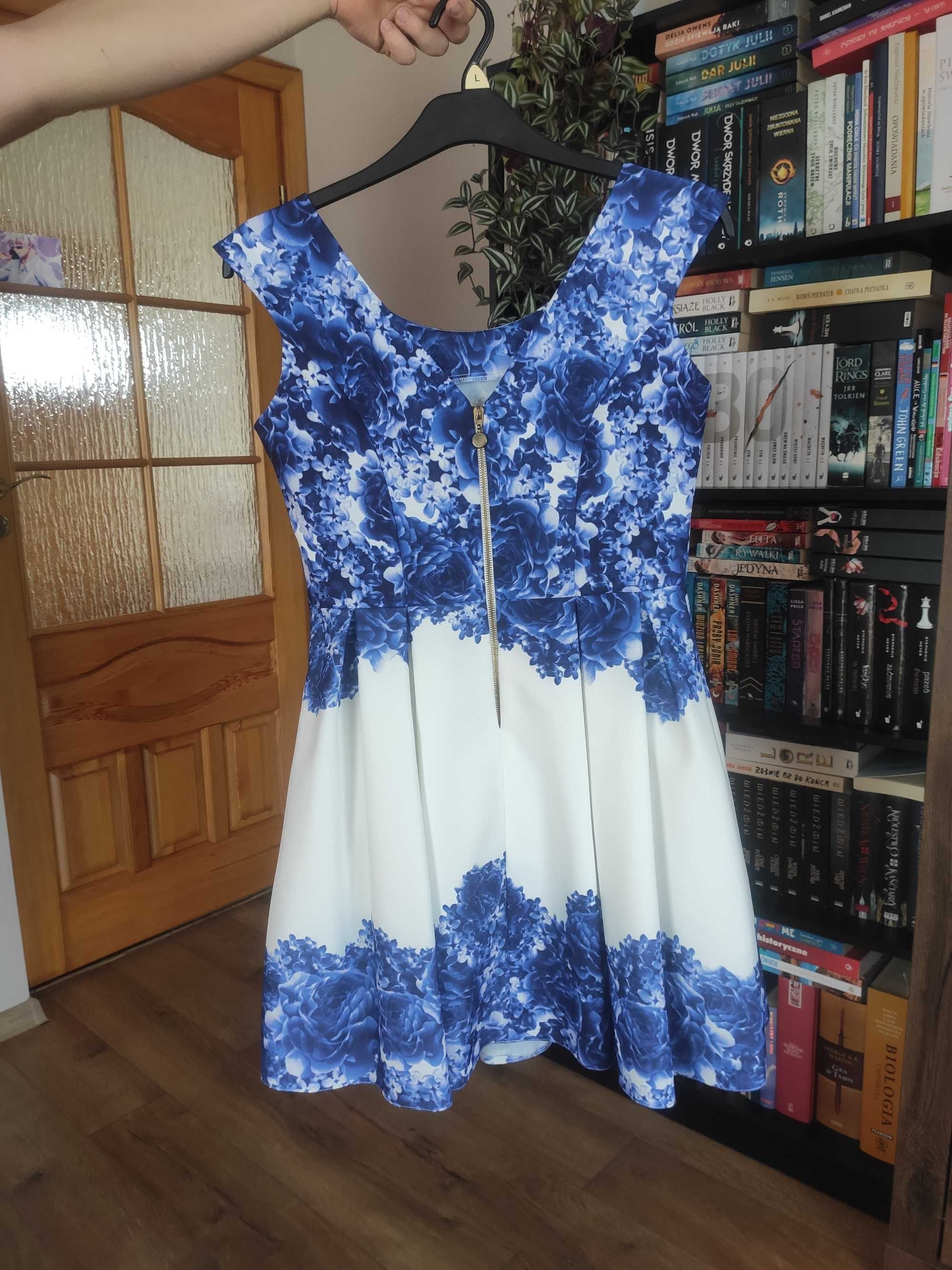 Elegancka sukienka w kwiaty niebieska wieczorowa wizytowa