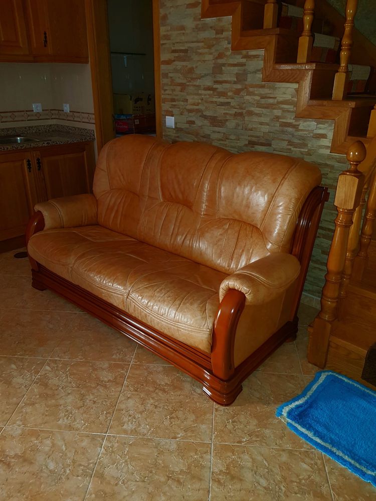 Sofa em couro e madeira