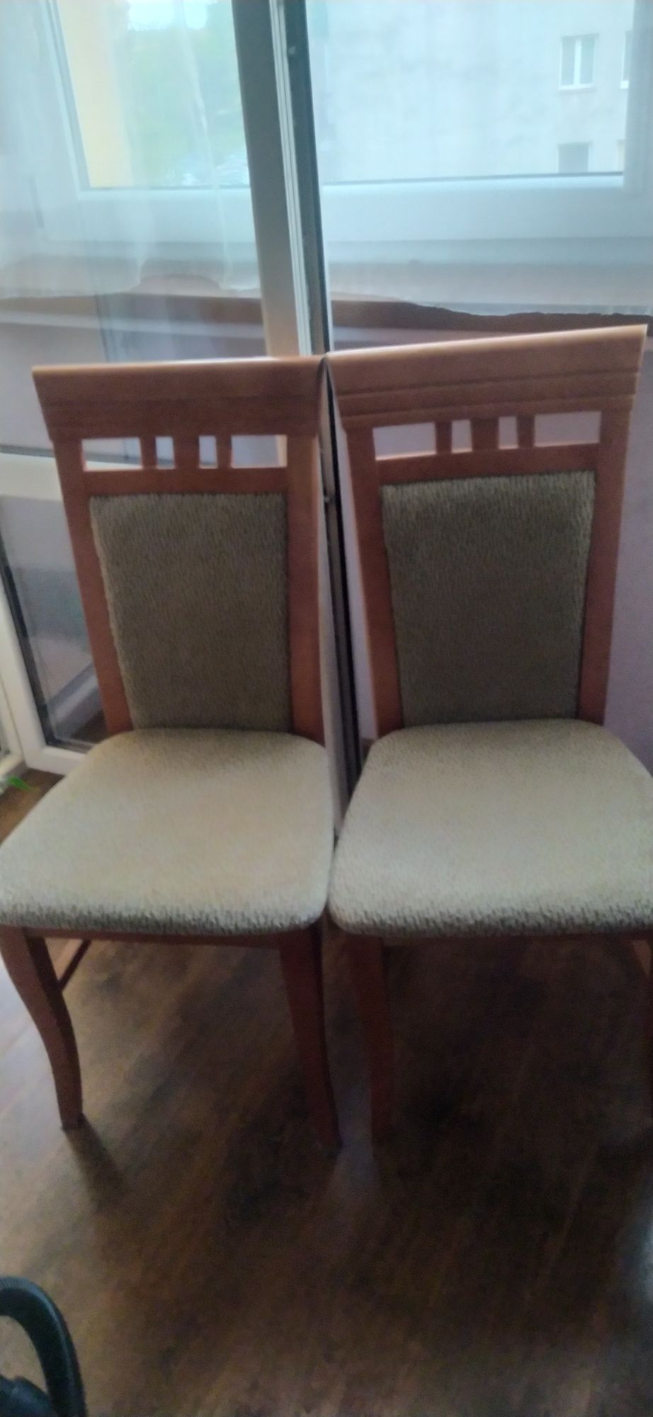 4 solidne krzesła do jadalnii