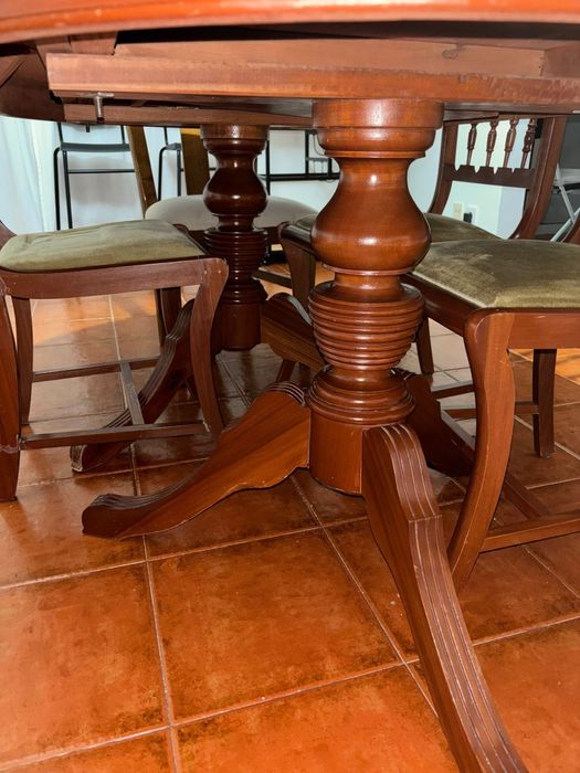 Mesa de madeira extensível + Cadeiras