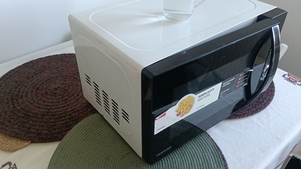 Mikrofalówka wolnostojącą TOSHIBA 1150W