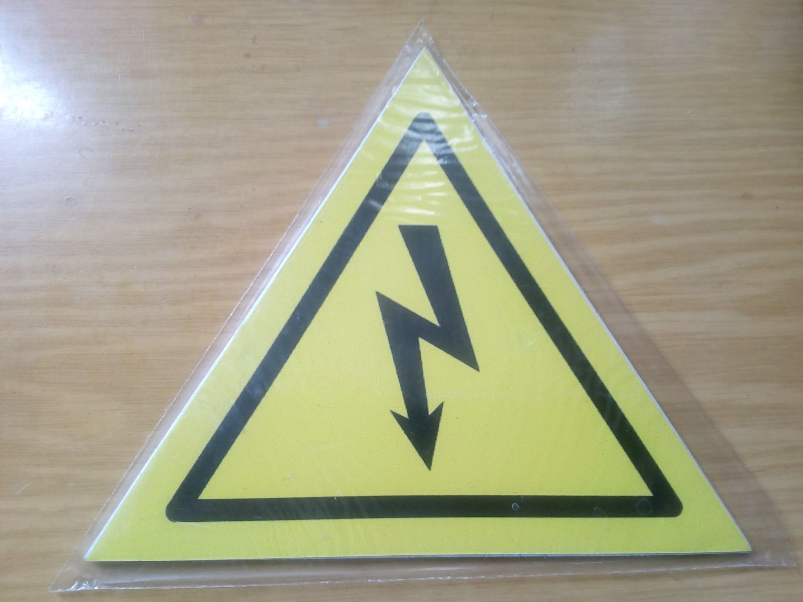 Знак попереджувальний "Небезпека ураження електричним струмом"