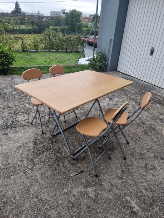 Conjunto mesa e cadeiras