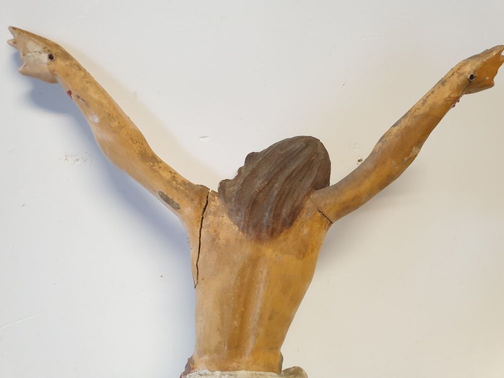 Antiga escultura de Cristo crucificado em madeira policromada