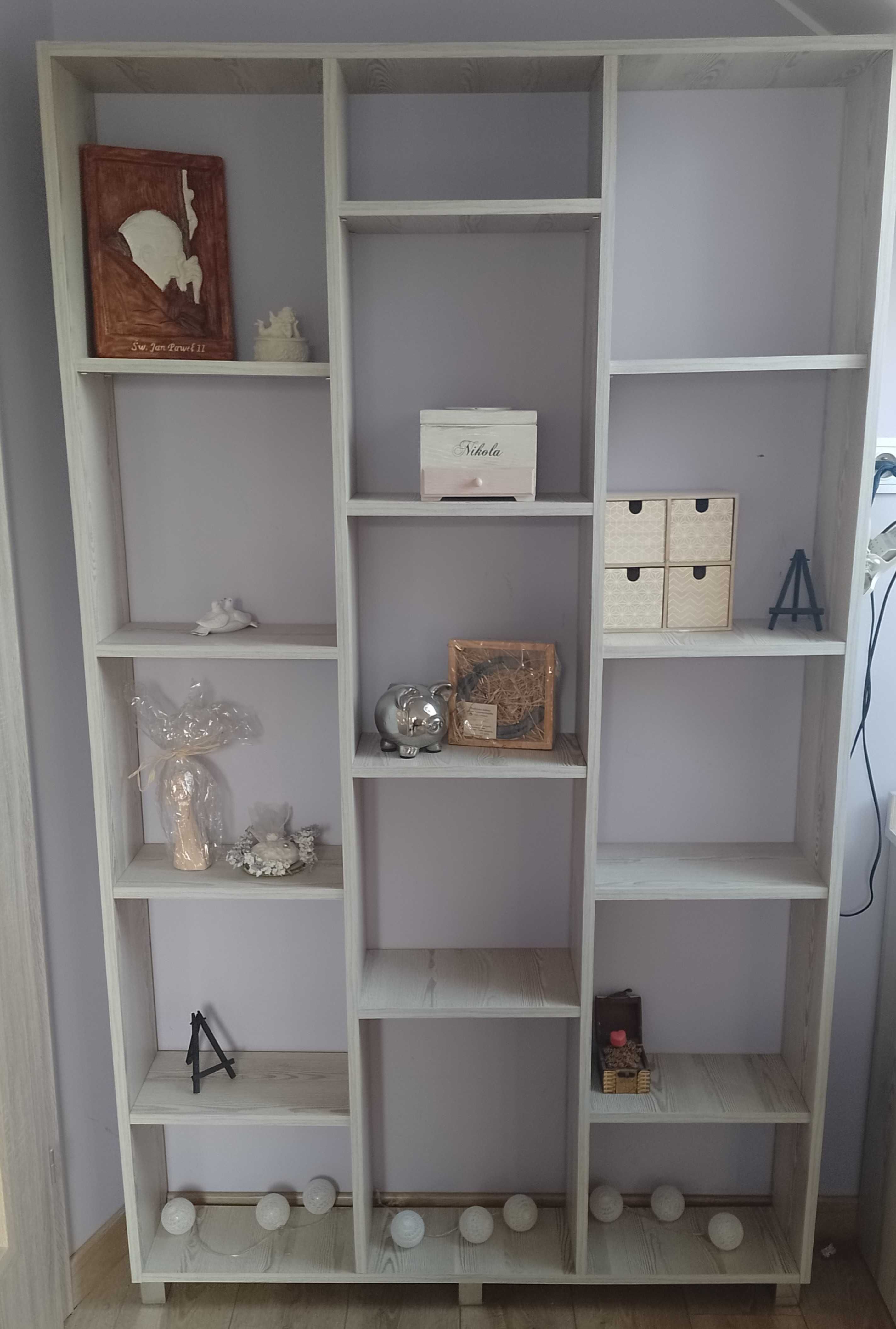 Zestaw mebli do pokoju ze skosami