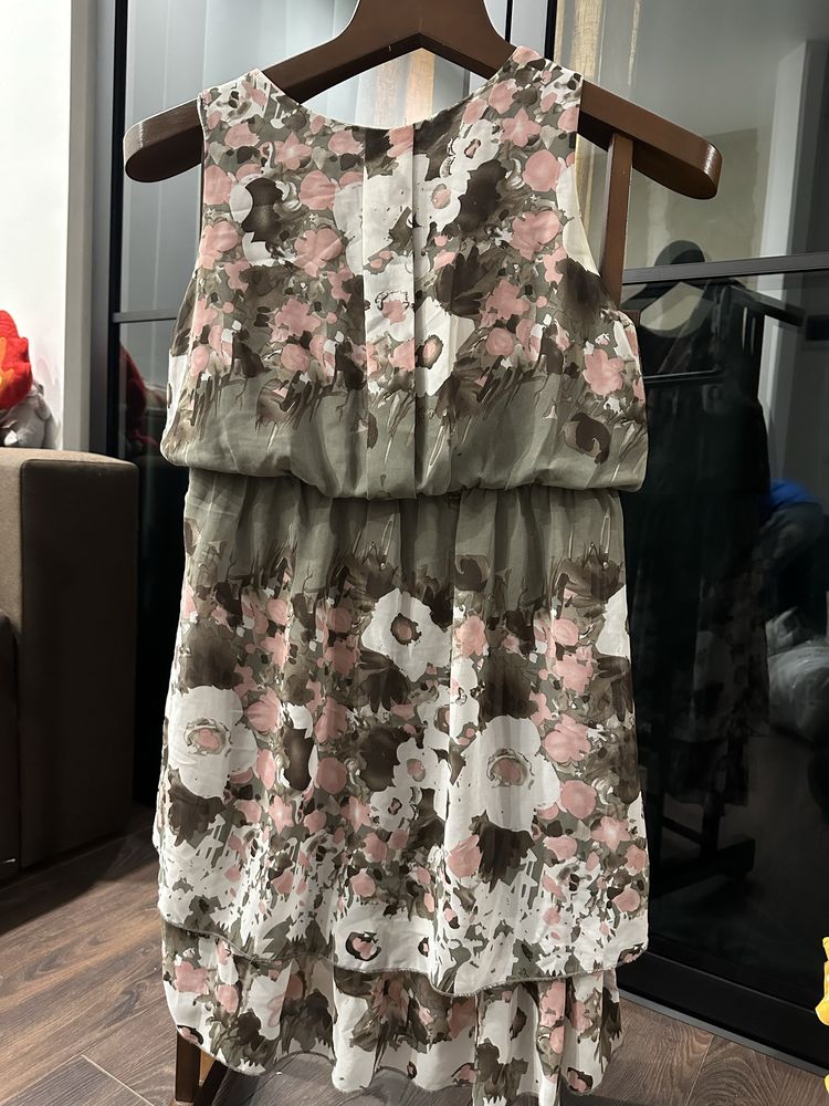 Плаття шифонове сірого кольору з біло/рожевими квітами