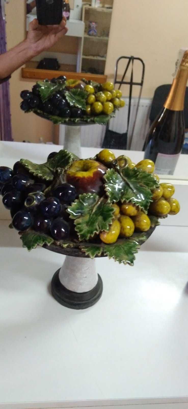 Антикварная керамическая ваза с фруктами.