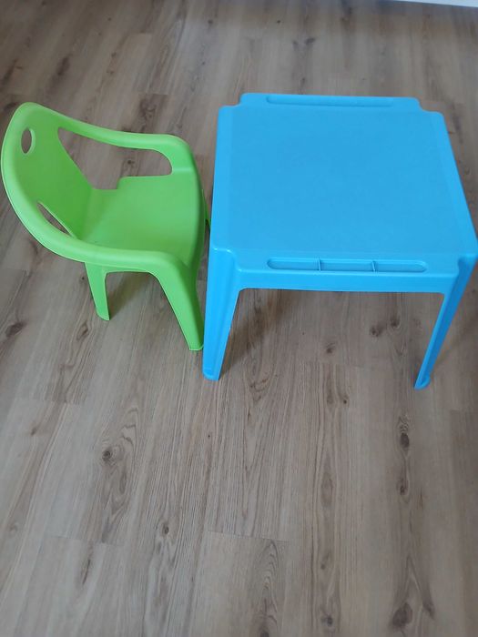 Mesa com uma cadeira infantil