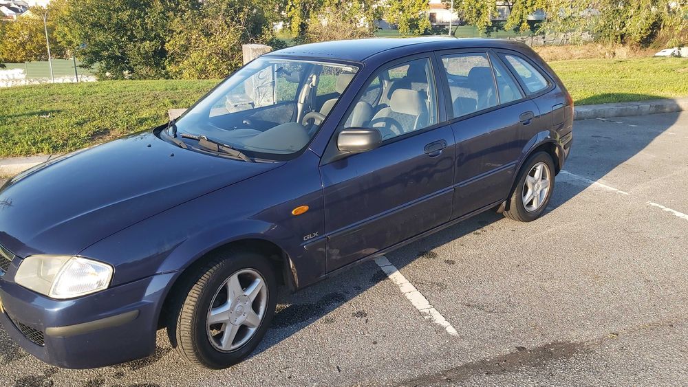 Carro a gasolina Mazda 323 F