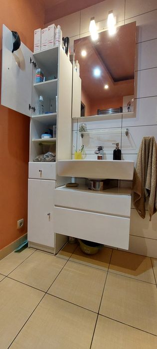 Meble łazienkowe białe komin + półka wisząca