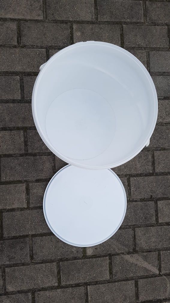 Plastikowe wiadra z pokrywą 20 l.
