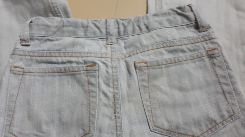 Calças zippy e camisa H&M