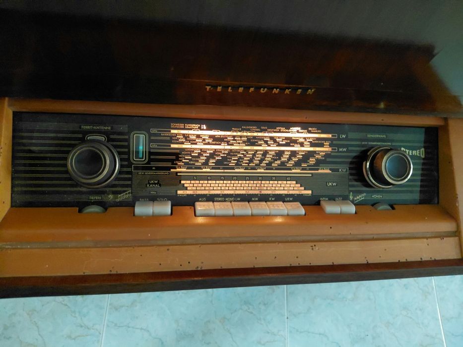 VENDO Aparador em Madeira com Gira-Discos e Rádio Integrado