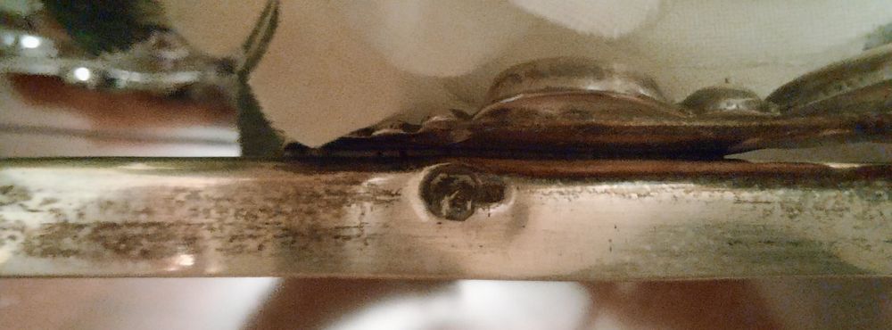 Moldura de prata trabalhada, muito bonita. 
Tem vid